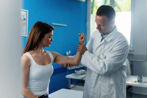 Doctor examining women physically.